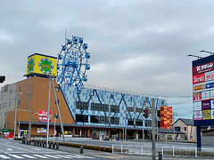 小さめのショッピングモールの上にある、小さめの観覧車。
気になります。