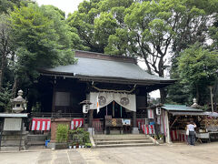 午後は13:30スタート、５番目は、太子堂八幡宮です。三軒茶屋駅から歩いて１０分くらい。住宅街の中にありました。鳥居、石段を通り、社殿でお詣り、そのあと社務所で御朱印をお願いしました。待っている間、よしず張りの休憩場所、風鈴がちりんちりんと気持ちいいです。御朱印を頂き、次に向かいました。
