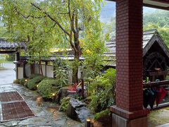 ☆夕刻五時半過ぎ二日目の宿「奥飛騨温泉郷　新穂高温泉」に到着～

☆雷雨が治まらず，暗い入り口に屋根は無く仲居さんが大慌てで荷物を運び入れる。