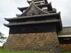 松江城は、全国で現存する12天守のうちのひとつで“国宝”です。
慶長16年（1611）に堀尾忠氏によって築城され、別名「千鳥城」とも呼ばれ、現在は「松江城山公園」として整備されています。松江城天守は、彦根城、姫路城と並び、近世城郭最盛期を代表する天守です。