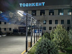 立派な駅だ。
早速タクシーの客引きが集まるけれど、お断りして、ヤンデックス。
交渉も要らないし、ボラれることもないし、タクシーアプリ最高！