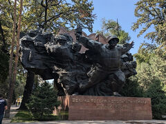 教会のある公園にあった、ナチスと戦った戦士を祀った像。