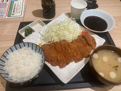 楽天でゲットしたプライオリティパスを使って関空のぼてじゅう利用。
この特典も来年からは回数が５回までになるらしい、残念。
今年は残る期間楽しませてもらおう。
ちなみにこのとんかつ定食この値段なら普通には注文しない。
カツは薄くてカリカリ。