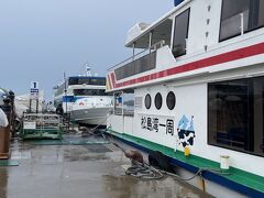 10:20発のホテルの送迎車に乗りました。
松島レストハウス前で下車します。
外は本降りの雨。
11:00発の観光船「仁王丸」に乗ります。