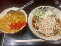 昼もそば。
ランチタイム前に着けたので並ばず食べれた。
そばもいいがカレーも旨い。