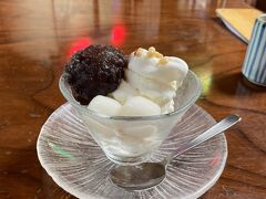 瑞巌寺と円通院の間にある洗心庵で寺町アイスを頂きました。
朝食を食べ過ぎたので、昼時でもお腹が空かず、昼食代わりです。
アイスはたくさんの種類から選べ、日本酒味を選びました。
このアイスがしっかり日本酒味で美味しかった。