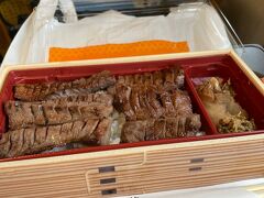 仙台駅で牛タンを食べようと思っていましたが、駅ナカのお店はどこもえげつないほどの大行列。
そこで、東京では頂けない「善治郎」のお弁当を買いました。
注文から20分での受け取りでした。
新幹線で頂いてもまだ温かくて、牛タンも噛み切れる硬さで、とても美味しいお弁当でした。
この牛タンを頂くと、ホテルの牛タンはやっぱり硬かったなと実感します。
新幹線「こまち22号」は大雨の影響で約15分遅れでの発車でした。
でも、行きの経験があるので、帰りはあっという間に上野駅に到着した体感でした。
新幹線のありがたさを実感できた旅でした。