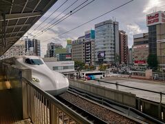 午後休暇を取り、しごおわダッシュでＪＲ名古屋駅にきました(^^)

今から新幹線で岡山へ移動します(^^)

だがしかし、画像をよく見たらおわかり頂ける方もいらっしゃると思いますが、中途半端な位置で車輌が停止しているように、隣のホームの車輌にトラブルが発生しで運転見合わせ…

トラブル発生の原因となった方の家族が駅員さんに激オコされてましたw

１４時半過ぎの新幹線に乗る予定が、定刻から３０分程度遅れて漸く出発…(-_-;)