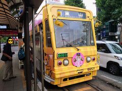 路面電車に乗り、目指すは岡山城…