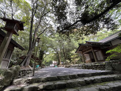 月読宮に続いて、倭姫宮にお詣りに行きました。近鉄五十鈴川駅よりバスで来ました。バスを降り、御幸道路側からの参道をしばらく歩いて石段を上ると倭姫宮です。
