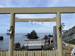 ＪＲの二見浦駅から歩いてきました。海岸沿い堤防の上の道、気持ちいいです。堤防の上をずっと進むと興玉神社の境内に入り、遊歩道的にずっと歩いていけます。
