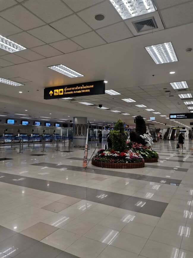 チェンマイ国際空港<br />Chiangmai international airport <br /><br />今日はエアアジアでまずはクアラルンプールまで。<br />機内持ち込みだけなので、一応荷物の準備。<br />でもオンラインチェックインしているので、<br />カウンターに行く必要はありません。<br />
