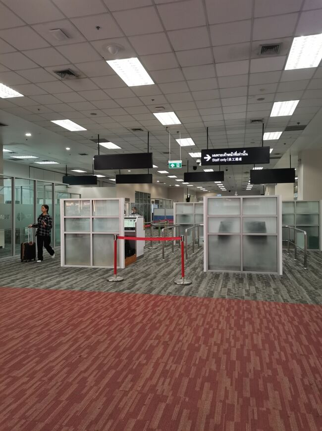 チェンマイ国際空港<br />Chiangmai international airport <br /><br />あー、本当に帰りたくない。<br />あそこの先を抜けたらタイとおさらばだよ～。
