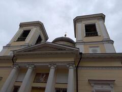 ブレーメン塔からタリン市の博物館方面へ向かう途中に見つけた聖ニコラス正教会。
パステルイエローの外観が可愛らしい建物です。
ミサの最中だったため、内部写真は遠慮しました。

有名な絵画『死のダンス』がある聖ニコラス教会とは違うのでご注意を。