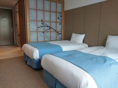 お土産を買ったらホテル移動。

2泊目のホテルは黒豚通りの近くにしました。バスルームはバスタブありで、ボディーソープとリンスインシャンプーが壁に備え付け。洗面台にハンドソープもありました。