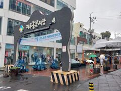 ダイソーの目の前が東門市場。