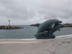 ホテルの目の前が塔洞広場。
晴れてたら最高の立地なのにー。
雨のせいで海も暗い。
それにしても小さい島なのに、ビーチによって海のきれいさが全然違うんだね。