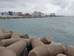 バスでホテルに帰って、ホテルの前の遊歩道を散歩。この時は一瞬だけ雨がやみました。