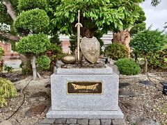 出ました！
目的のドラゴンクエスト記念日。
堀井雄二の故郷らしく、記念日が建てられたとか。

ひっきりなしに人が来てました。