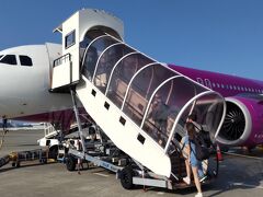 当然のように歩いて乗ります。毎回晴れてるんで助かります。
機内は、ほぼ満席でした。定刻通り出発です。