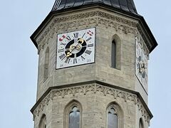 聖ミヒャエル教会の時計の針が素敵で思わずパチリ☆

国旗らしきものや「ｊ８」「２５」という数字も書かれていますがなんだろう(・・?)