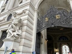 ミヒャエル門をくぐります。

この門自体がホーフブルク宮殿の一部で、例えるなら東京ディズニーシーでホテルミラコスタの下を抜けたら正面にプロメテウス火山が見えるところのイメージ（伝わります？笑）。