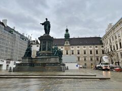 宮殿に囲まれた王宮広場にはどなたかの銅像（調べてません…笑）。

まずはシシィミュージアムへ。