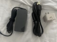 パソコンの電源を日本に忘れたので、買いました。
パソコン、スマフォ関連は、ドットコムという店が安いとタイ人に言われ、検索しましたが、.comで検索したら関係ないのがいっぱい出てきて・・・そりゃそうだよね。いろいろ調べて、正確にはTUK.COMという店だとわかりました。
そこで言われるがままに電源を買って、ホテルに帰ったら、コンセントがアース付の3本タイプで、ホテルの差し込みにも、もちろん日本でも使えない。もう1回お店に行って、「これじゃ使えない」と言ったら、アダプターを無料でくれました。これでなんとかしのぎます。こういう時は、バイクがあると便利。