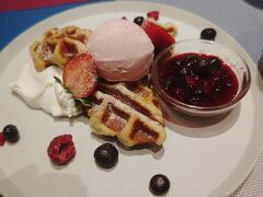 13時半頃には串家物語を後にしまして、幸い雨も降ってなかったので祇園方面までお散歩。15時くらいに戻ってきてから休憩しようと色々覗いてみたのですが、どこも長蛇の列でまたKITTE博多に戻ってくる(笑)。
東京でも何度が入ったことがあると思うkawara cafeでクロッフルとドリンクのセットをいただき、これでもかと糖分チャージ。クロワッサンとワッフルの掛け合わせらしいけど、クロワッサン感は薄いかも。普通に美味しいワッフルを食べた感じ。