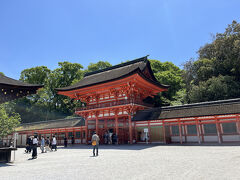 上賀茂神社からバスで下鴨神社に行きました。世界遺産の神社のはしごです。バス停から歩くと西参道に入り、鳥居をくぐり中門を通って本殿前でお詣りしました。あと、言社という十二支の守護神が祀られた社があり、自分の生まれ年の干支の言社をお詣りしました。

"
