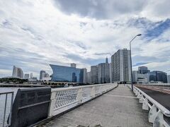 「ザ カハラ ホテル＆リゾート 横浜」へ向かいます。
横浜港の景色を楽しみながら、みなとみらい橋を渡ります。