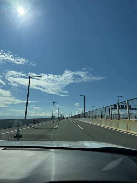 朝8時過ぎ無事関空到着。<br />預けていたクルマに乗り込みいざ自宅へGO。<br />関空は遠いのでやっぱりクルマが楽！女子チームは「クルマ最高！」を連呼しておりました^^<br /><br />しかし今回のタイ旅行、ほのぼのファミリー全員「タイ最高！」となりました。<br />アイコンサイアム、フットマッサージ、トゥクトゥク体験、タイグルメ等々敢えて次回にとっといたのでまたいつか必ず行きタイと思いま～～す^^///