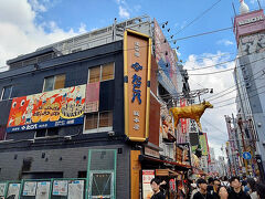 ここまで来ると、もう粉ものを食べたくて仕方ありません。

あらかじめ調べておいた「たこ八 総本店」へ突撃、有名店なので並ぶ必要がありましたが、回転も早くさほど待たずに買えました。