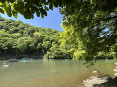 嵐山駅から桂川に沿って歩いて祐斎亭に向かいました。
