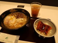 朝食です。
ラーメン＋うな丼。