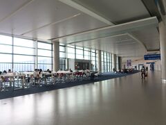 サテライト１に到着してサテライト１から出発です。
「Transfer」と書かれた表示に向かって進めばOK.。
空港が広すぎます。