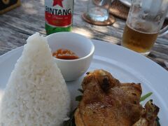 前日の到着が遅かったので、11時に出発してタナロット寺院方面へ向かいました。

昼食は海が見える景色の良い場所でした。