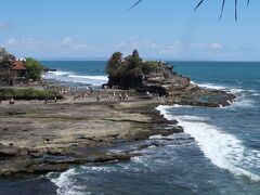 タナロット寺院。
中まで入ることはできませんが、潮が引いていたので近くまで行くことが出来ました。

夕日の名所ですが、訪れたのはお昼です。