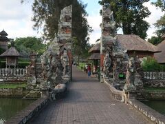 タマンアユン寺院。

橋を渡り、割れ門をくぐったところで入場料を支払います。