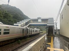 桑川駅に到着。
この先の運休が決定。
JRから救済はないので、この先は自分で手配して行ってねとのこと。