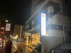 ホテルチェックインに向かいます。
宿泊はホテルジュラクステイ。
先ほどのお店の方情報によると、レオパを改修したホテルだとか。