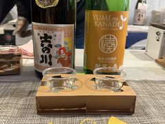 グランドまで歩いてきて折り返し。いちょう並木のわきで屋台が出てました。日本酒のお店があったので飲んでみることに。