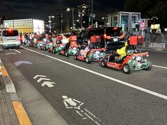 原宿の駅が新しくなってから来たことないので見てみることに。駅に着くと海外のお客様たち、マリオカートで日本を満喫してます♪ずらっとこんなの初めて見ました(笑)