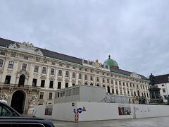 とりあえずランチにしたいので、次の予定のアルベルティーナ美術館方面へ向かいつつレストランを探そうと思います☆

最初にも通った王宮広場（中庭）に来ると、