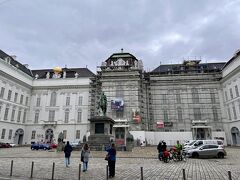 世界で最も美しいと言われるプルンクザール（オーストリア国立図書館）の前には皇帝ヨーゼフ２世像。

ルイ１６世からタペストリーを贈られたマリー・アントワネットの兄ですね！