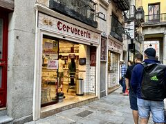 マドリードの朝は遅く、なかなかお店が開いていない中、マヨール広場の近くに行列ができてるのを見つけました。
海外の人が並ぶってめずらしいですよね？
調べてみたらBar La Campanaというお店でカラマリ（イカフライ）サンドの有名店のようです。
朝からちょっと重いけど、「並んでるからおいしいに違いない」と思い、ここで朝ご飯にしました。