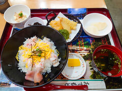 10分程度で提供。余部鉄橋御膳1,700円。カニちらし寿司はボリューム満点。キスとカボチャの天ぷらに梨のデザートも。