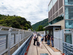 隣にはコンクリート製の橋。古い鉄橋を活用して鉄橋を体験することが出来ます