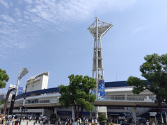 ブルーラインで横浜スタジアムへ一直線
飛行機に乗ってる時点で、すでにライブTシャツを着用している人もいたけど、地下鉄に乗るとライブに行くであろう人の密度が高くなる