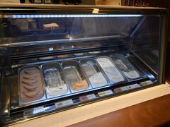 お店の奥には横町カフェ、スパイスを生かしたジェラートがたくさん